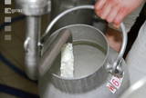 Molkereibericht über Milchwirtschaftsjahr 2012; agrarfoto.com Milchabfüllung zur Weiterverarbeitung; agrarfoto.com