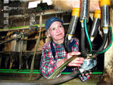 Erzeugermilchpreis im Mai 2014; agrarfoto.com Melkende Landwirtin; agrarfoto.com