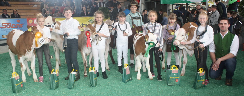 Kinder von 3 bis 11 Jahren präsentierten ihre Kälber und verzauberten die Besucher der gut gefüllten Zollfeldhalle. Im Bild der Obmann der österreichischen Jungzüchter Andreas Wurzinger mit den 10- bis 11-jährigen Kindern.