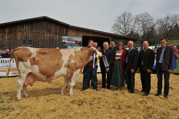 Ein besondere Auszeichnung wurde dem 150.000-Liter-Golden-Girl FRANZI vom Betrieb Ulrich Schafferer aus Rinn übergeben.