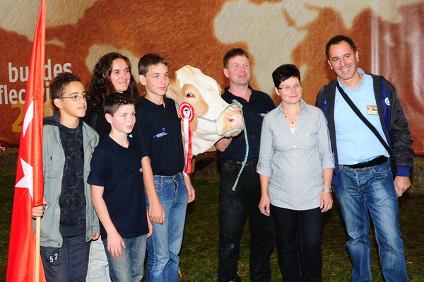 Referentin Aysun Sökmen postiert mit Familie Ratzberger für ein Erinnerungsfoto