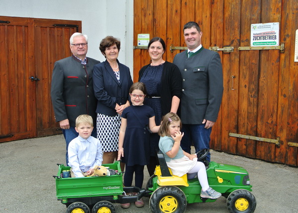 V. l.: Eltern Hermann und Christine, Betriebsführer Carina und Christian, vorne die Kinder Lukas (4), Emilia (6), Johanna (3)