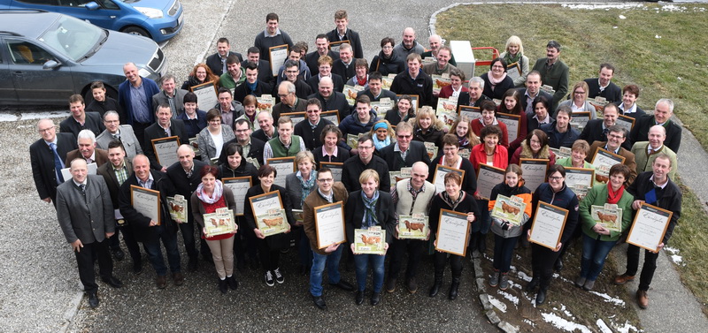 Die erfolgreichen Züchter bei den Rinderausstellungen 2017 erhielten Auszeichnungen und für 59 Kühe mit einer Lebensleistung von über 100.000 kg wurden Keramiktafeln überreicht 