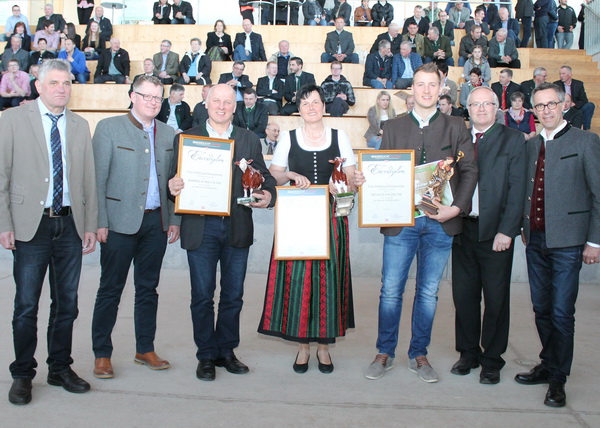 Der Betrieb Gossenreiter wurde im Rahmen der RZO-Mitgliederversammlung geehrt. V.l.n.r.: Obm. Berthold Haselgruber, ZAR-Obmann Stefan Lindner, Franz, Edeltraud und Christoph Gossenreiter, LK-Präs. ÖkR Ing. Franz Reisecker, BB-Präs. DI Georg Strasser