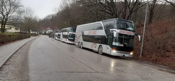 Vier Stockbusse brachten die 310 Gäste aus Serbien nach Pyhra, Niederösterreich