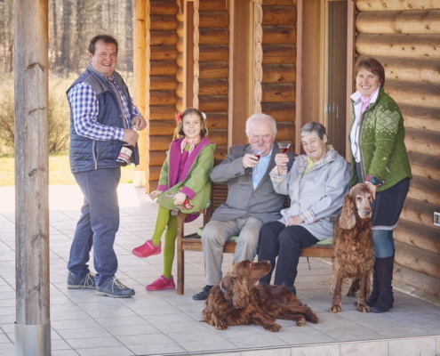 Von links: Betriebsführer Christian Bauer, Tochter Clara (11), Eltern Rudolf und Elisabeth, Lebenspartnerin Mag. Ruth Schintag