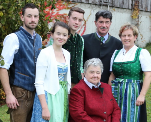 Matthias (22), Kristina (15), Florian (20), Oma Johanna, Josef und Marianne Enne (v. l. n. r.)