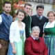 Matthias (22), Kristina (15), Florian (20), Oma Johanna, Josef und Marianne Enne (v. l. n. r.)