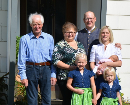 Tanja und Franz Gansch mit ihren Kindern und den Eltern von Franz