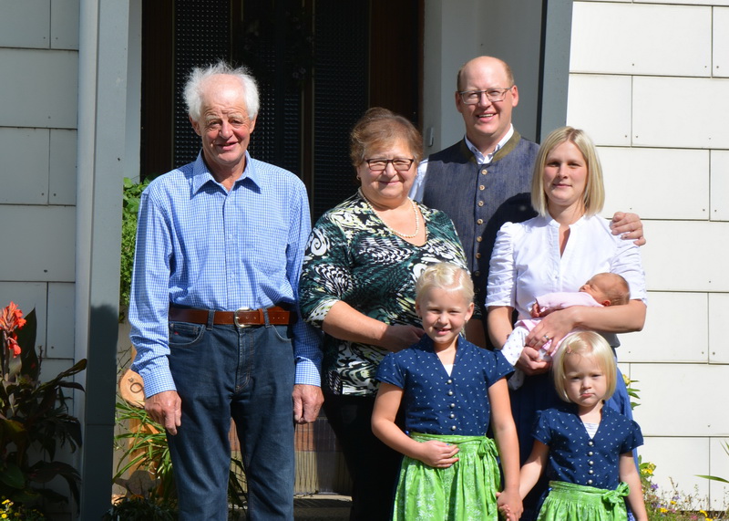 Tanja und Franz Gansch mit ihren Kindern und den Eltern von Franz