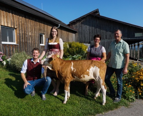 Familie Hurnaus (Martin, Martina, Eveline, Josef) mit Kuhkalb MIAMI (V.: Herzpochen), ihrem höchsttypisierten Jungrind (gGZW: 135 und MW 130)