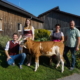 Familie Hurnaus (Martin, Martina, Eveline, Josef) mit Kuhkalb MIAMI (V.: Herzpochen), ihrem höchsttypisierten Jungrind (gGZW: 135 und MW 130)