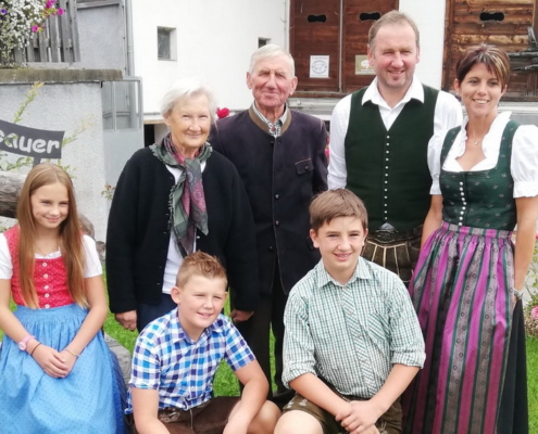Familie Köck: Betriebsführerpaar Sabine und Josef mit Josefs Eltern Erna und Josef und den Kindern Thomas (13 Jahre), Sanna und Julian (Zwillinge 11 Jahre)