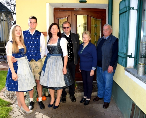 Familie Truppe (v. l. n. r.): Tochter Michaela und Lebenspartner Stefan, Betriebsführerehepaar Daniela und Richard, Eltern Elisabeth und Armin