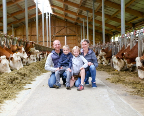 Betriebsführer Erich mit seiner Frau Karin und den Kindern Katja und Elias