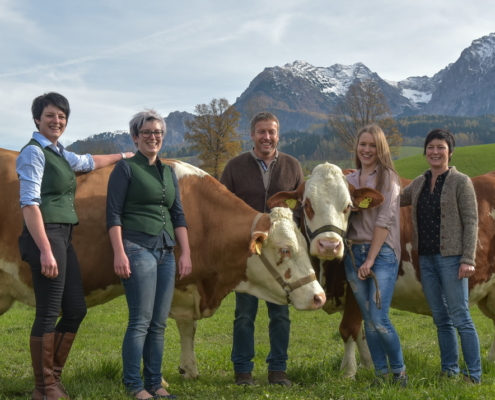 Familie Gösweiner, v. l.: Teresa, Stefanie, Herbert, Maria und Eva mit den 100.000 Literkühen MARGOT und ALMA