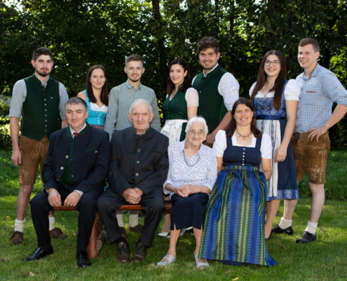 Familie Hörizauer, sitzend v.l. Sohn Andreas, Carolin und Sohn Anton, Karin und Sohn Florian, Tochter Magdalena und Leopold