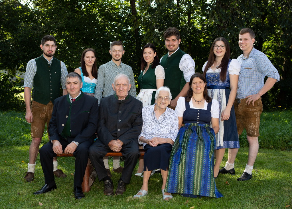 Familie Hörizauer, sitzend v.l. Sohn Andreas, Carolin und Sohn Anton, Karin und Sohn Florian, Tochter Magdalena und Leopold