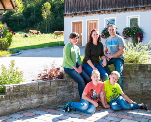 Familie Thaller, Mutter Christine, Andrea und Manfred (v. l. stehend) und vorne die Söhne Florian und Matthias