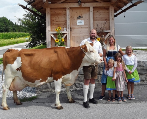 Verena und Alexander Eder mit den Töchtern Lena (8 J.), Anna (6 J.) und Isabella (3 J.)