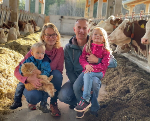 Familie Hartl aus Neumarkt_ Betriebsführerpaar Ingrid und Bernhard mit den Kindern Viktoria und Dominik