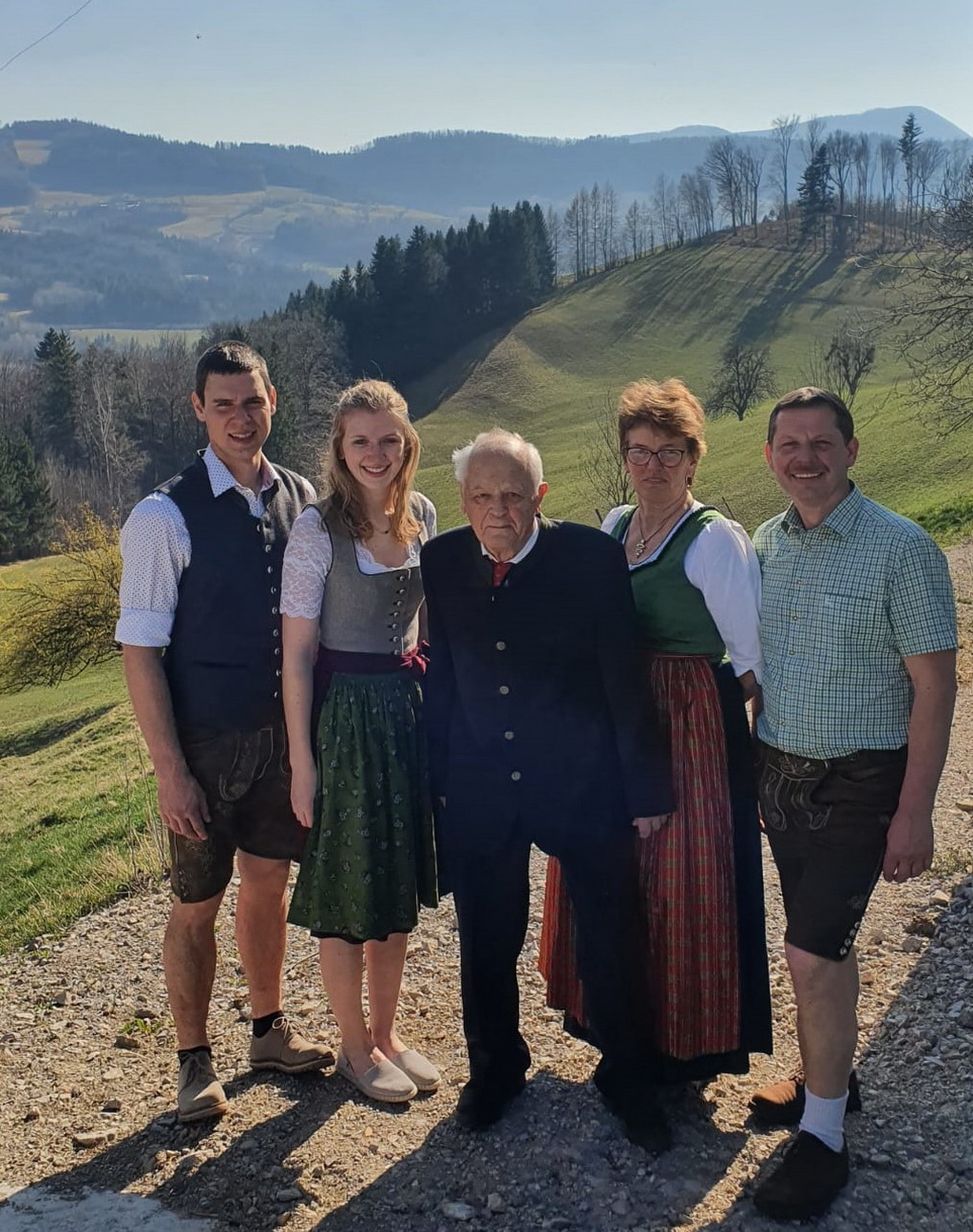 Fam. Zeller, Hainfeld, NÖ: Sohn Bernhard mit Freundin Bettina Mitterböck, Altbauer Josef, Theresia und Josef Zeller (v. l.)