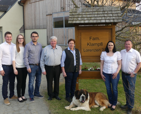 Familie Klampfl (v. l. n. r.): Hannes mit Katharina, Michael, Josef sen., Anna, Betriebsleiter Margit und Josef