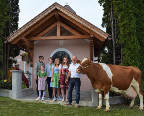 Die stolze Familie Lanner mit ihrer Ausnahmekuh ROLINA – aktuell 154.329 kg Milch Lebensleistung
