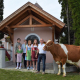 Die stolze Familie Lanner mit ihrer Ausnahmekuh ROLINA – aktuell 154.329 kg Milch Lebensleistung