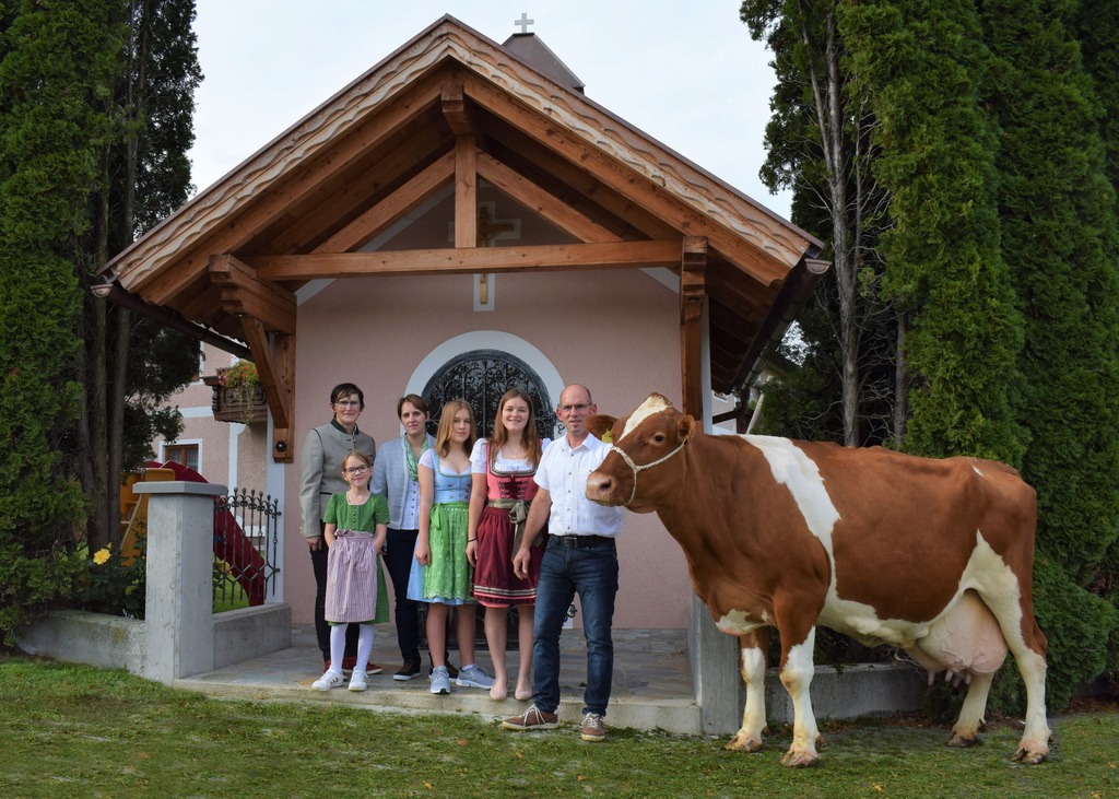 Die stolze Familie Lanner mit ihrer Ausnahmekuh ROLINA – aktuell 154.329 kg Milch Lebensleistung