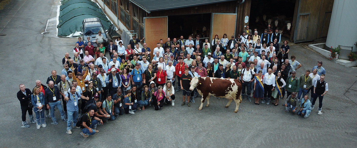 Die Kongressteilnehmenden auf dem Milchhof Steiner; Foto Mathias Penn