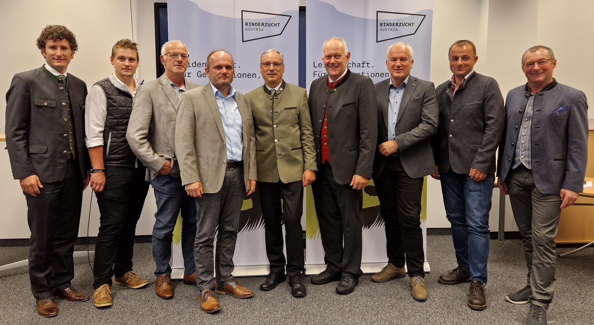 Neuer RZA-Vorstand: (v. l.) DI Martin Stegfellner (GF Rinderzucht Austria), Stefan Rohrmoser, Ulrich Kopf, DI Bruno Deutinger, Ing. Sebastian Auernig, Ing. Thomas Schweigl, Dr. Josef Miesenberger, Johannes Steiner, Andreas Täubl