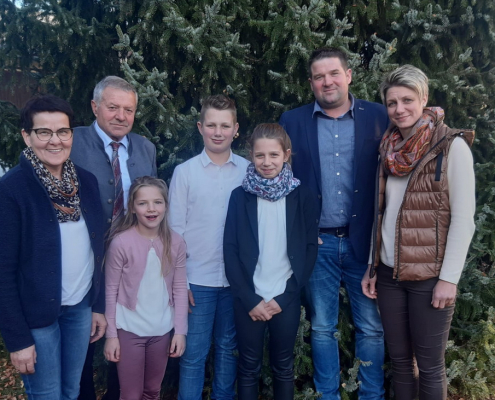 Fam. Jöbstl - Rosa und Johann, Kinder Johannes, Anna und Katharina und die Betriebsführer Simone und Johannes