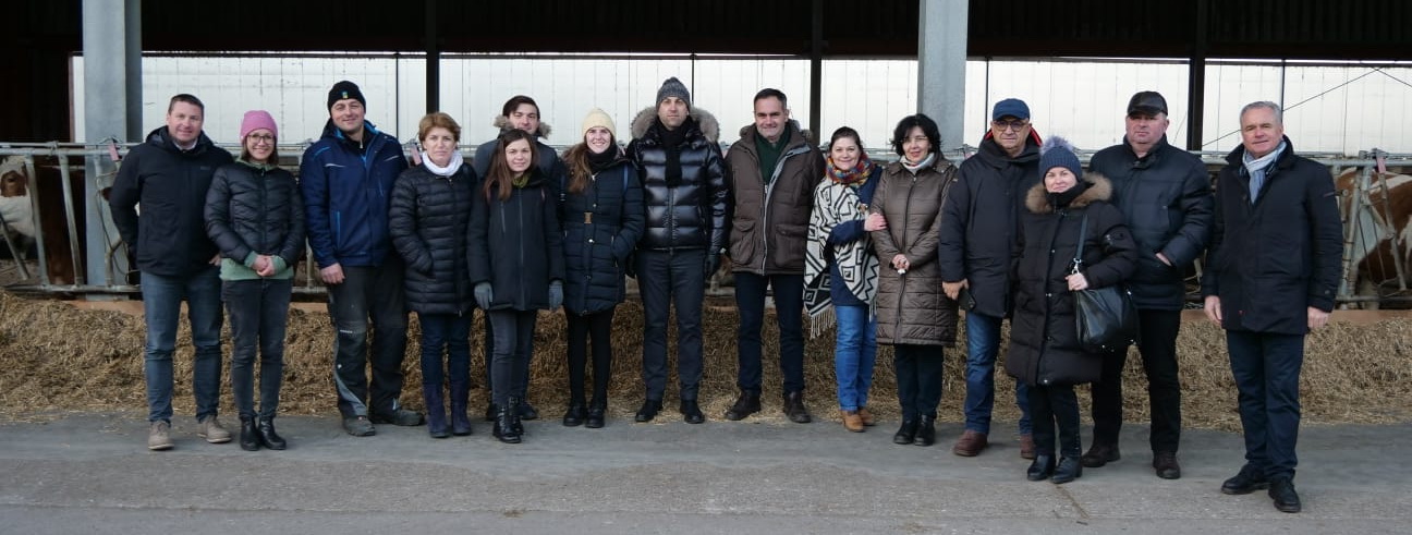 Hermann Wieser, GF AAC, Fleckviehzüchter Hannes Steiner und Reinhard Pfleger, GF Fleckvieh Austria mit der rumänischen Agrardelegation am Milchhof Steiner in Niederösterreich.