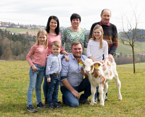 Familie Falkner, 1. Reihe v. l. Hanna, Matteo, Betriebsleiter Thomas mit Kalb ESRA (V Memory), Lisa; 2. Reihe v. l. Betriebsleiterin Theresa, Anna und Erwin