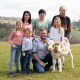 Familie Falkner, 1. Reihe v. l. Hanna, Matteo, Betriebsleiter Thomas mit Kalb ESRA (V Memory), Lisa; 2. Reihe v. l. Betriebsleiterin Theresa, Anna und Erwin