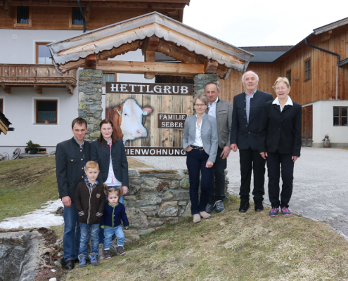 Vier Generationen der Familie Seber, v. l.: Christian und Julia Seber mit ihren Kindern Sebastian und Lara, Eltern Elisabeth und Hans Peter Seber, Großeltern Franz und Viktoria Kröll