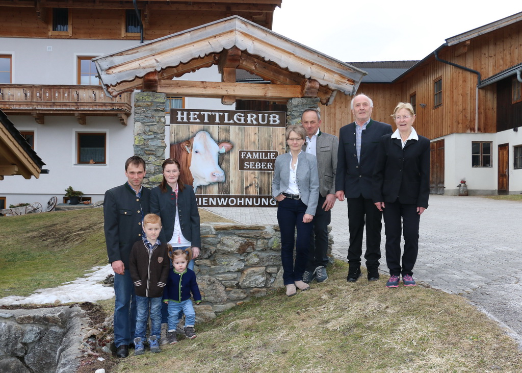 Vier Generationen der Familie Seber, v. l.: Christian und Julia Seber mit ihren Kindern Sebastian und Lara, Eltern Elisabeth und Hans Peter Seber, Großeltern Franz und Viktoria Kröll