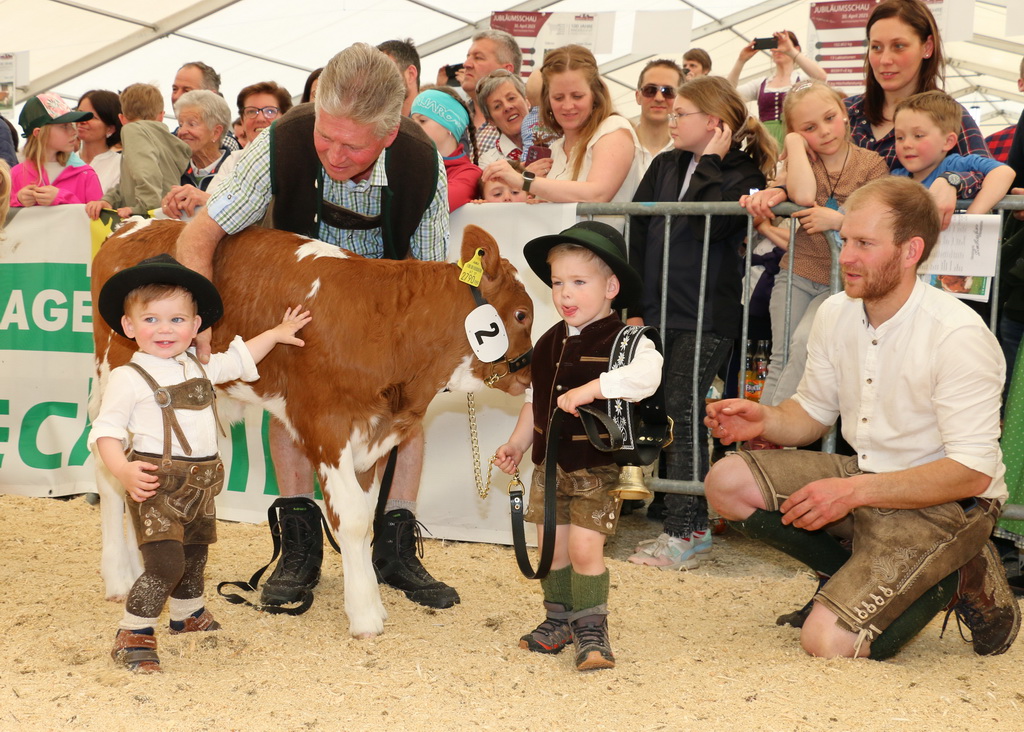 Adam Jakob Schneider (3 Jahre) und sein jüngerer Bruder mit Kalb KAMILLA ließen die Herzen der Besucher höher schlagen.