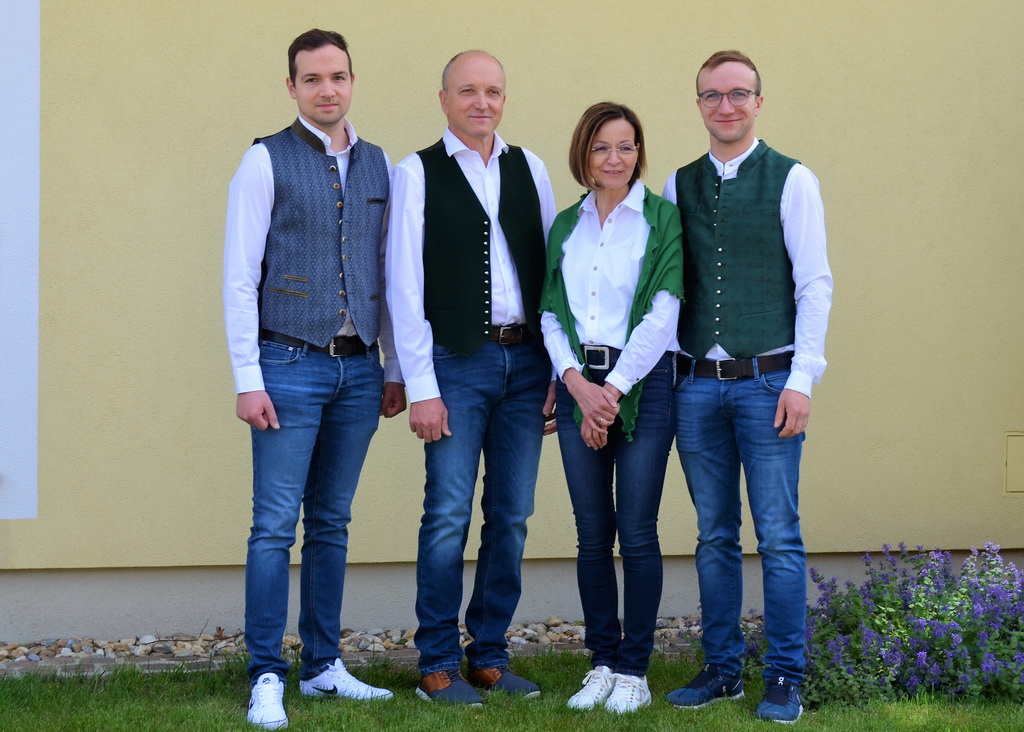 Familie Höller, v. l. n. r.: Thomas, Franz, Maria und Hofnachfolger Christoph