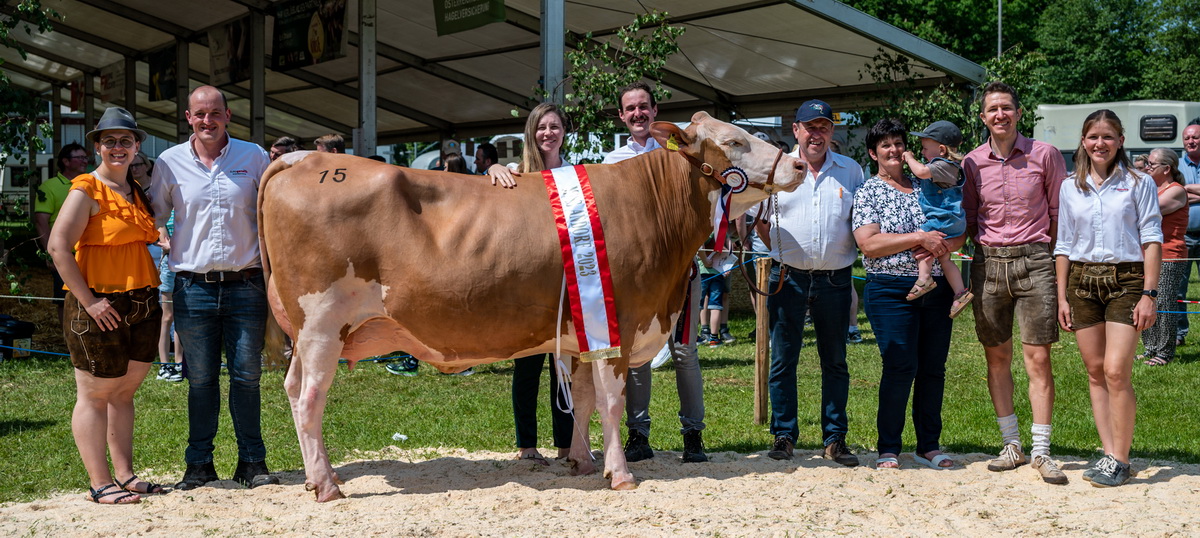 Über den Titel „Miss Andorf“ für die GS WOIWODE-Tochter BRITTA freut sich die Familie Schmidseder. Im Bild gemeinsam mit dem Preisrichter Matthias Wieneroither