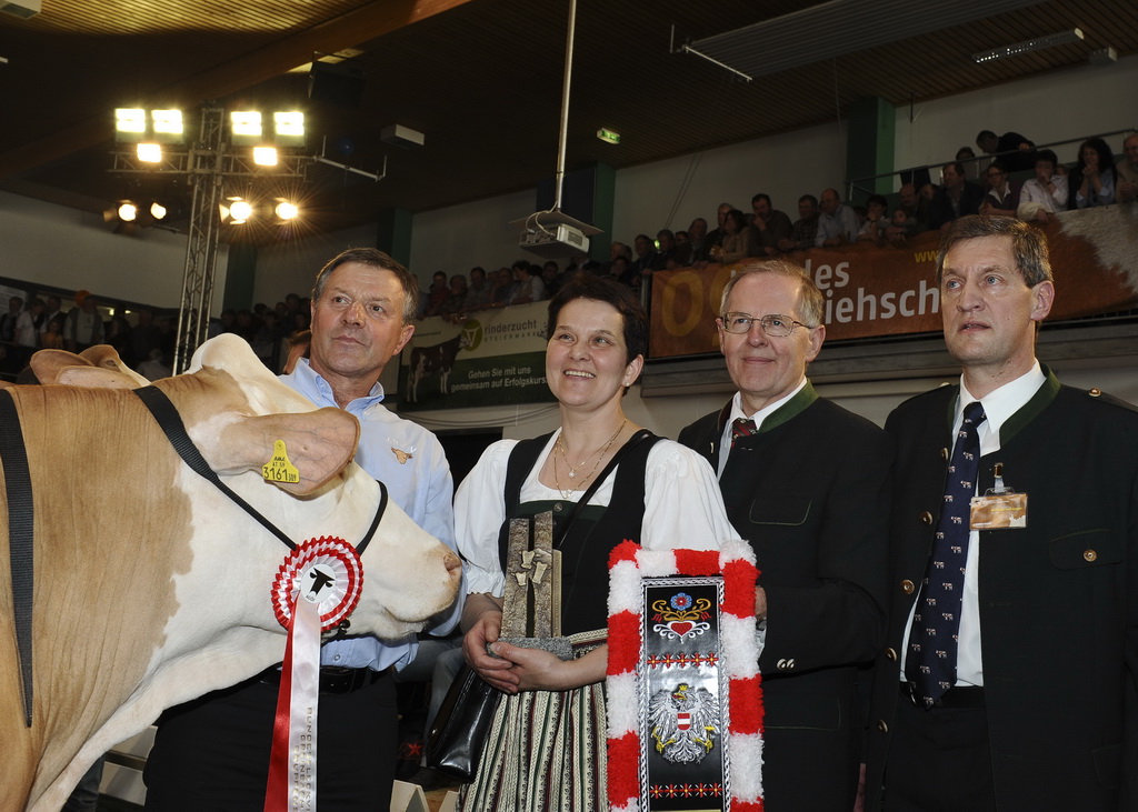 Familie Jöbstl aus Kärnten mit Bundessiegerin ESCHE bei der Siegerehrung