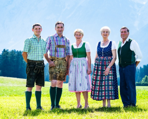 Familie Neuper: Hofnachfolger Martin, Betriebsleiter Peter und Rosemarie, Eltern Johanna und Peter sen. (v. l. n. r.)