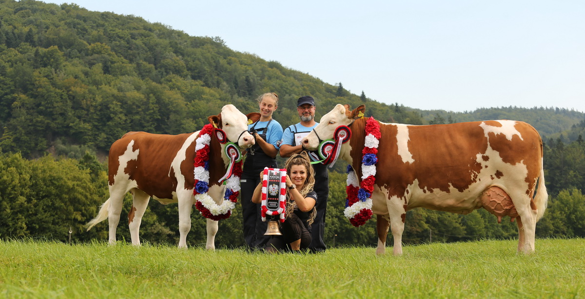 Die Champions der Nationalschau 2023 in Rudawka vom Betrieb SK PEPOWO mit der Ehrenglocke von Fleckvieh Austria (Foto: PFHBIPM)