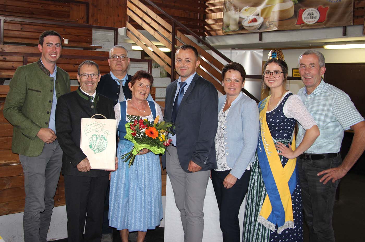 Obmannwechsel im NÖ Genetik-Rinderzuchtverband 2023 (v. l.): MEP Alexander Bernhuber, Leopold Buchegger, Karl Zottl, Adelheid Buchegger, neuer Obmann Johannes Steiner, VP Andrea Wagner, Milchkönigin Sophie I, Obmann Matthias Bischof, Rind Steiermark