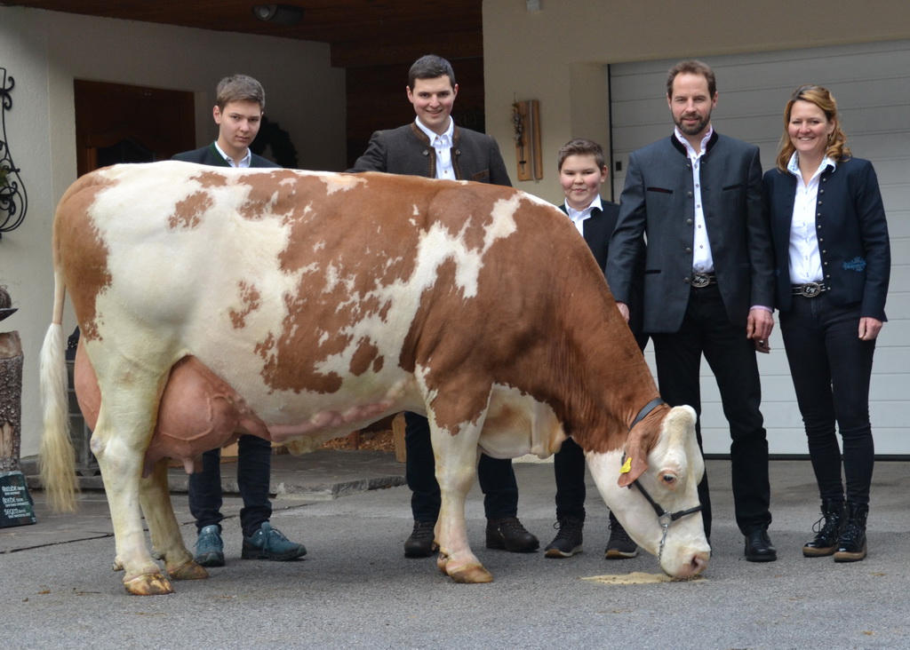 Familie Werlberger Hubert und Elisabeth mit den Söhnen Hubert, Johannes und Simon mit 100000 Liter Golden Girl Munter Foto Privat