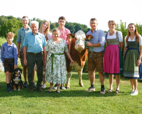 Züchterfamilie Hobl (v.l.n.r.): Florian mit Hund Mira, Freund Thomas + Kathrin, Seniors Franz und Anna, Mathias, Betriebsführer Hubert und Barbara, Theresa