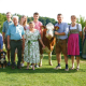 Züchterfamilie Hobl (v.l.n.r.): Florian mit Hund Mira, Freund Thomas + Kathrin, Seniors Franz und Anna, Mathias, Betriebsführer Hubert und Barbara, Theresa