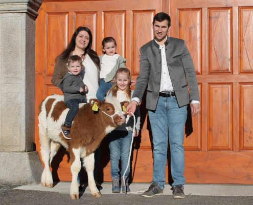 Michael und Verena Fürst mit ihren Kindern Lena, Lisa und Simon und einem hoffnungsvollen mischerbig hornlosen HEISS-Stierkalb mit GZW 147