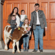 Michael und Verena Fürst mit ihren Kindern Lena, Lisa und Simon und einem hoffnungsvollen mischerbig hornlosen HEISS-Stierkalb mit GZW 147